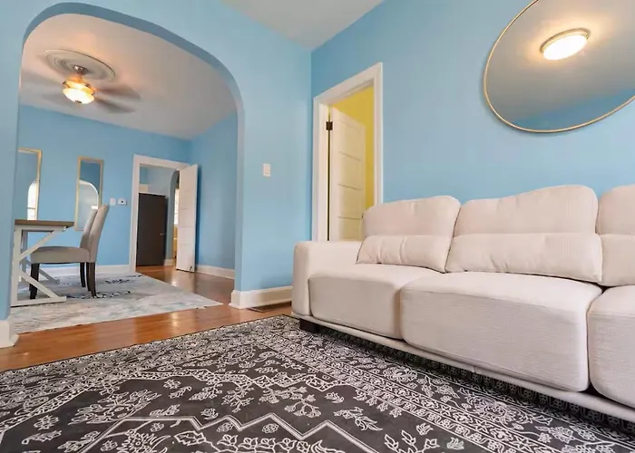 Holiday home Charming 3br With 2 Parking Spot, Near Transit & Shopping, *