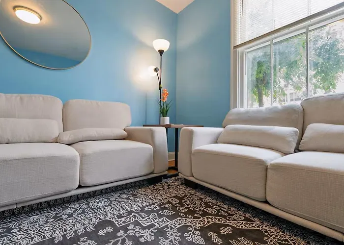Charming 3br With 2 Parking Spot, Near Transit & Shopping,