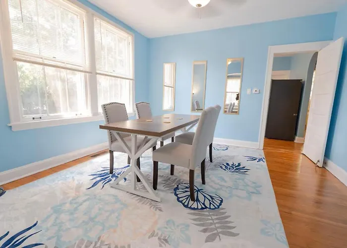Charming 3br With 2 Parking Spot, Near Transit & Shopping, Holiday home