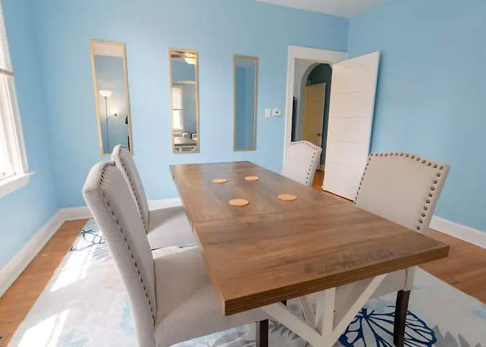 Holiday home Charming 3br With 2 Parking Spot, Near Transit & Shopping, Skokie