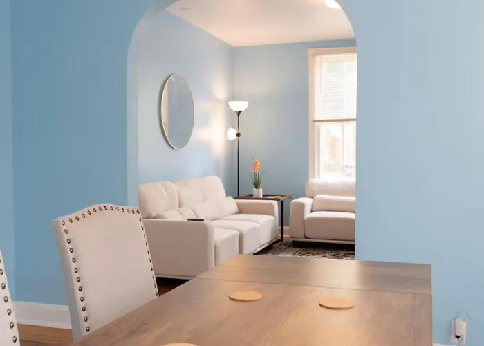 Charming 3br With 2 Parking Spot, Near Transit & Shopping, Holiday home *