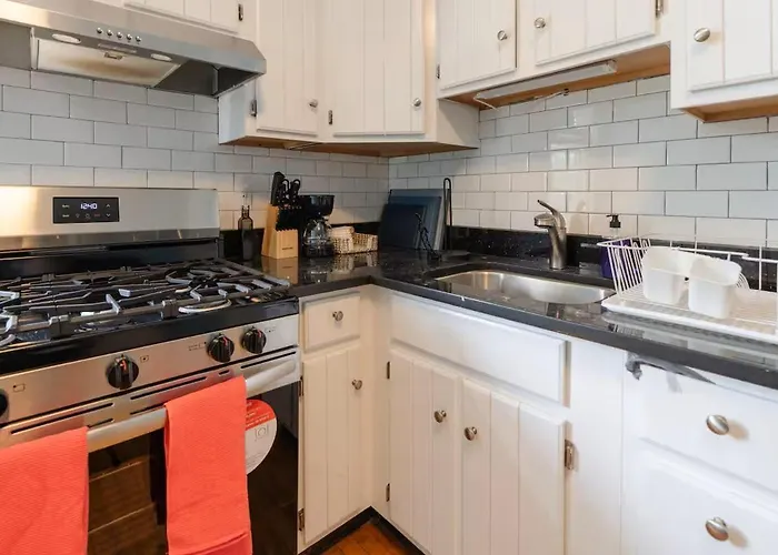 Charming 3br With 2 Parking Spot, Near Transit & Shopping,