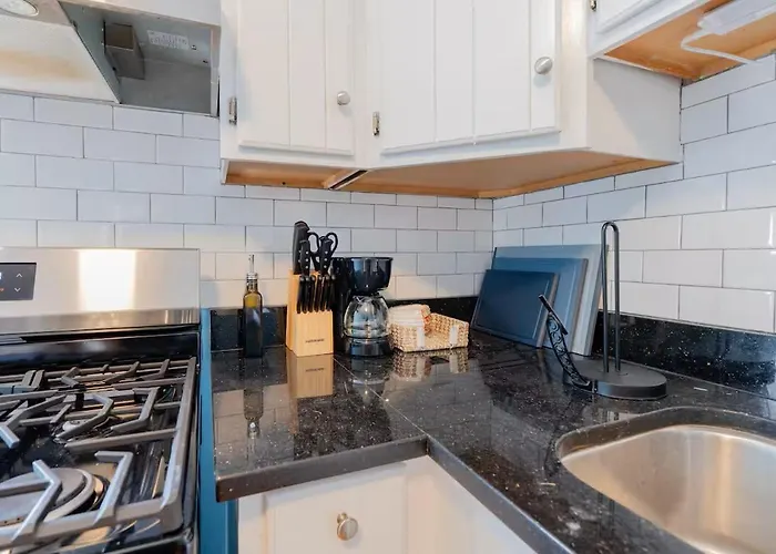 Charming 3br With 2 Parking Spot, Near Transit & Shopping, * Skokie