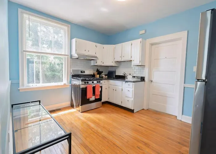 Holiday home Charming 3br With 2 Parking Spot, Near Transit & Shopping, Skokie
