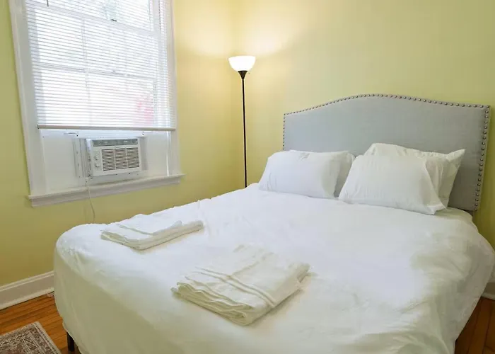 Charming 3br With 2 Parking Spot, Near Transit & Shopping, Holiday home Skokie
