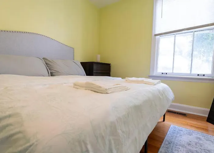 Holiday home Charming 3br With 2 Parking Spot, Near Transit & Shopping, *