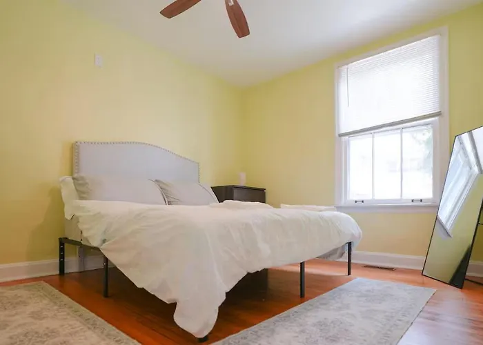 Holiday home Charming 3br With 2 Parking Spot, Near Transit & Shopping, Skokie