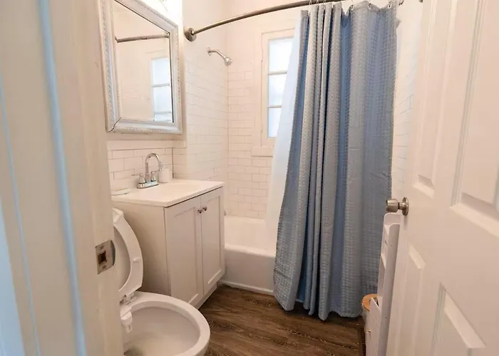 Holiday home Charming 3br With 2 Parking Spot, Near Transit & Shopping,